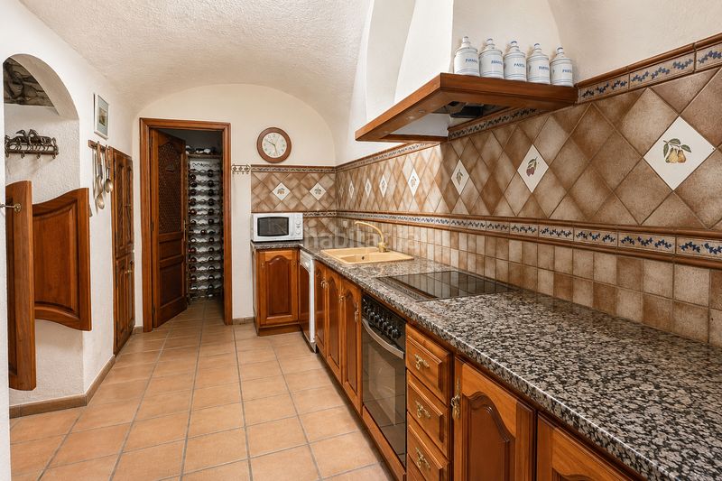Foto a129cdbd-7db1-4c28-b057-036abbe8cc0f. Masia amb xemeneia a Darnius