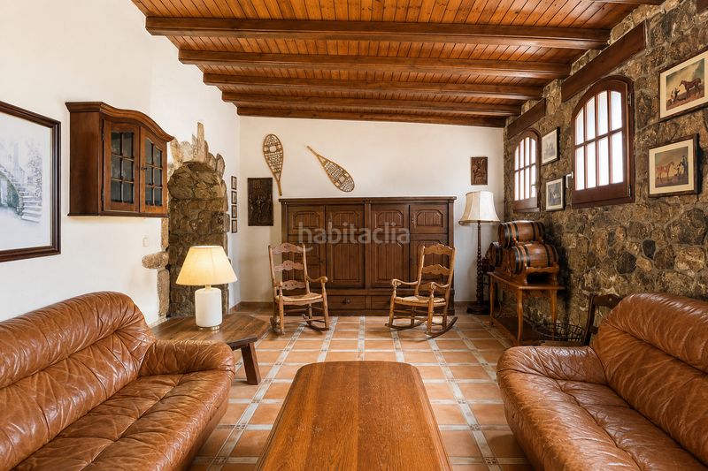 Foto b1649028-4e19-452d-8386-088410730162. Masia amb xemeneia a Darnius