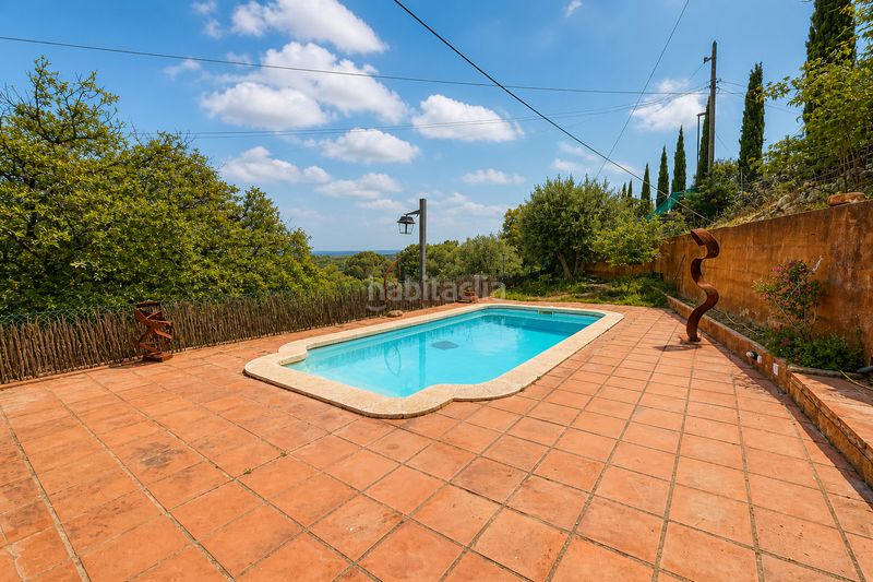 Foto dc6e5921-15f0-4f9e-8926-4a6ccee1eb41. Masia amb xemeneia aparcament piscina a Rabós