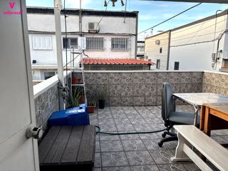 Casa adossada  Calle vilches. Amplia casa baja de 2 plantas con gran terraza en entrev�as.