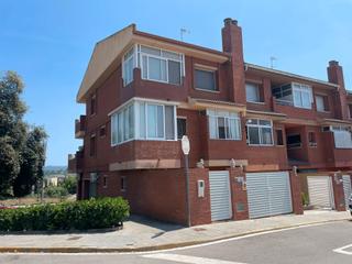 Casa aparellada  Carrer d'osona. Casa pareada en el corazn de lli de vall