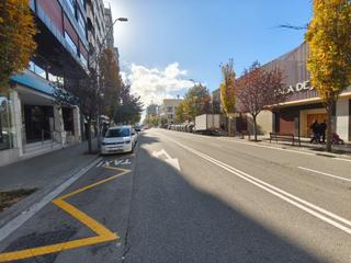 Affitto Locale commerciale in Centre. Local comercial totalment equipat — ideal per a oficina o qualse