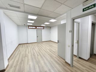 Lloguer Oficina a Centre. Oficna en planta baixa centrica i equipada