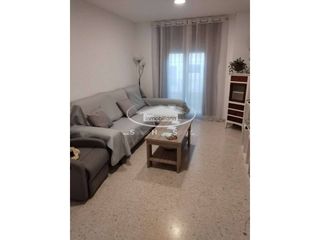 Lloguer Pis a Ayuntamiento-Barrio Alto. Se alquila buen piso bajo cercano al centro con patio, garaje y