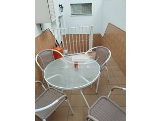 Lloguer Pis a Ayuntamiento-Barrio Alto. Se alquila buen piso bajo cercano al centro con patio, garaje y