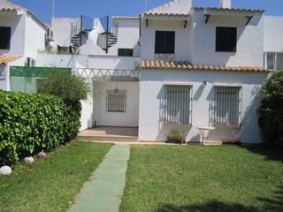 Lloguer Xalet a La Jara. Adosado de 4 dormitorios y dos baños con jardín en alquiler de c