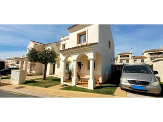 Casa aparellada a Costa Esuri. Se vende en exclusiva chalet adosado totalmente amueblado y equi