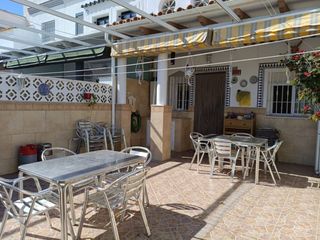 Maison jumelée à Avenida de Rota. Venta de chalet adosado de 2 plantas con piscina, 4 dormitorios,
