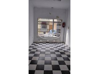 Lloguer Local Comercial a Centro-Calzada-Cabo Noval. Se alquila estupendo local en zona céntrica en sanlúcar de barra