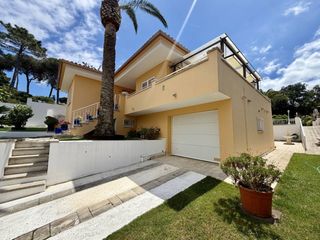 Casa  Calle joncs. Exclusiva casa con jardín en mas trempat