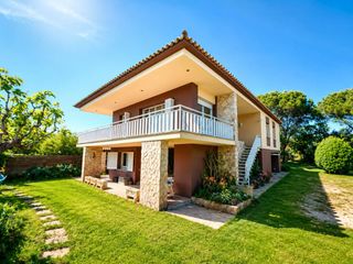 Casa in Llambilles. Casa con jardín en llambilles