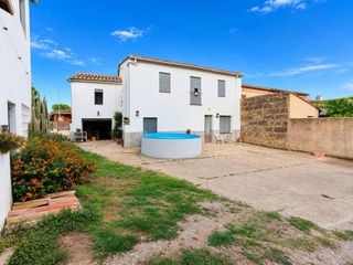 Casa adossada  Calle pau casals. Gran propiedad en porqueres con 1.759 m de terreno, 850 m constr