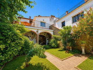 Casa  Calle sales de llierca. Casa rural reformada con licencia turística en tortellà alta gar