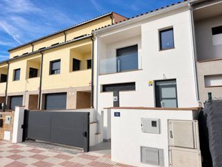 Casa adosada  Calle fonollerons. Casa adosada de obra nueva en llagostera con jard�n privado