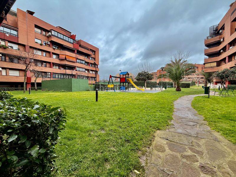 Foto f20a42ae-ff45-4d2c-b3ba-b9dfde61a57e. Dúplex amb calefacció aparcament piscina a V Centenario Leganés