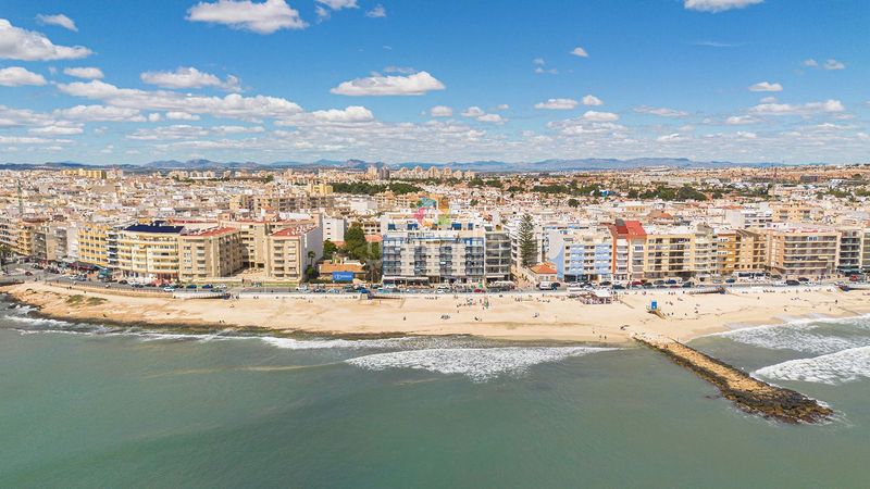 Foto 3742f821-078e-4ae1-8a06-9e32e6e21d06. Flat in avenida doctor mariano ruiz canovas 24 in Torrevieja