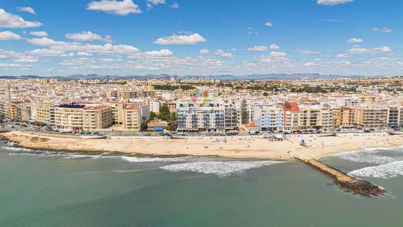 Foto 2c64a085-48ee-46b0-ba40-787449220b1c. Àtic amb aparcament piscina a Zona Playa de los Locos Torrevieja
