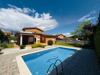 Chalet in Roda de Barà. Espectacular chalet en venta para inversor o particular en venta
