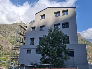 Edifici a Sant Juli�. Edificio en contrucci�n en sant juli� de l�ria � andorra