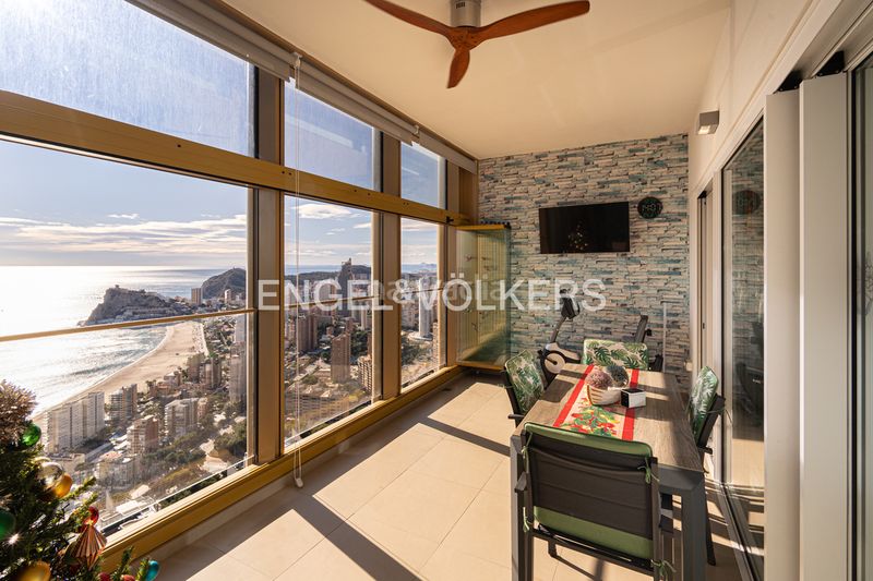 Foto 4b67700b-e480-4415-b4e6-5df5f1501fd0. Apartament amb piscina a Playa Poniente Benidorm