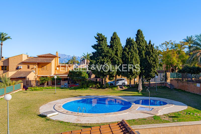 Foto 7d92297e-7dc8-4361-84f2-8a0539d86652. Casa adossada amb piscina a Sierra Helada Benidorm