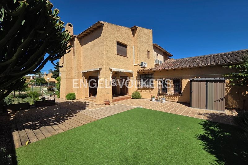 Foto a113abad-4295-4a26-adf2-51dcd47d24fa. Casa adossada amb piscina a Sierra Helada Benidorm