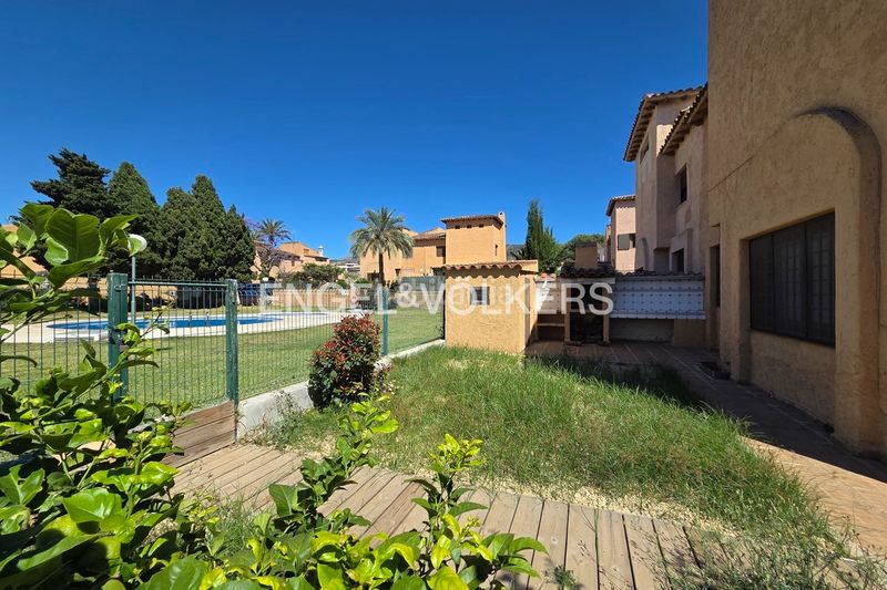 Foto d3bf03bc-2b38-4d66-98ec-01fbf256be9f. Casa adossada amb piscina a Sierra Helada Benidorm