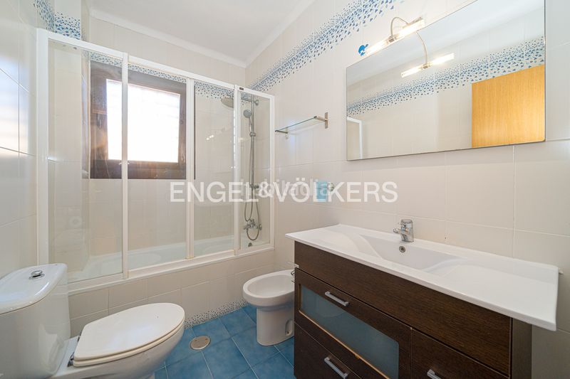 Foto de734e54-a9e0-4e7b-a9c9-febcbe964fc5. Casa adossada amb piscina a Sierra Helada Benidorm