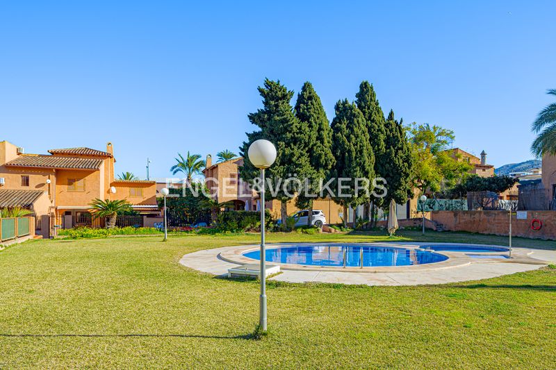 Foto e32dd344-d663-4984-8d7f-9439fefba51c. Casa adossada amb piscina a Sierra Helada Benidorm