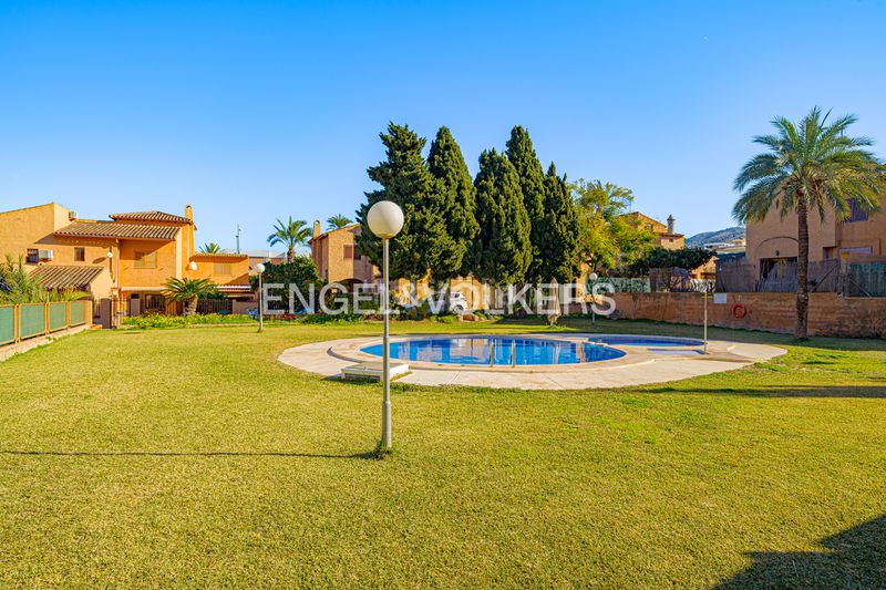 Foto e57a9e63-f92a-4aff-8263-06ca759b3bdc. Casa adossada amb piscina a Sierra Helada Benidorm
