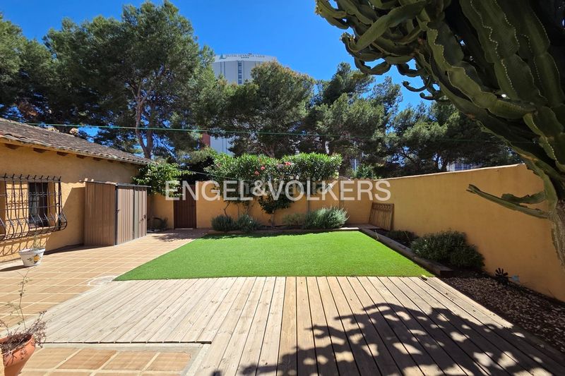 Foto e74ca36d-04ee-4d4b-b97c-1a4021d0a227. Casa adossada amb piscina a Sierra Helada Benidorm