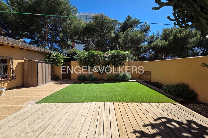 Foto f86ed924-9bf6-4ceb-b484-e336597e5a1b. Casa adossada amb piscina a Sierra Helada Benidorm