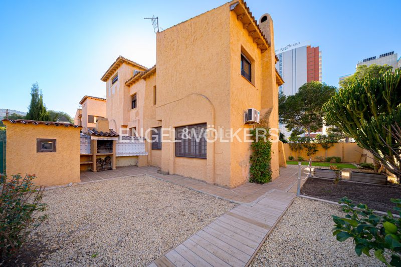 Foto 5e4087ca-be11-4adb-a143-925c69bf4e3c. Casa adosada en Sierra Helada Benidorm