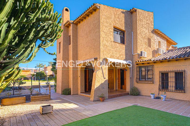 Foto a4523615-ff38-4124-8816-57b1cdcef425. Casa adosada en Sierra Helada Benidorm