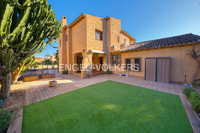 Foto b72e6d23-358e-49d2-8f7f-0750aff7f669. Casa adosada en Sierra Helada Benidorm