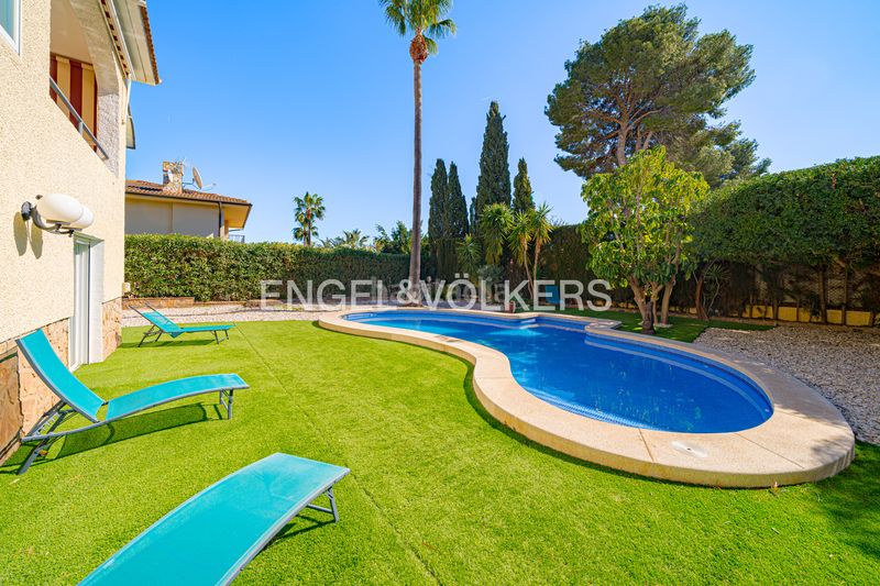 Foto a5a91304-3982-45d8-9a9e-b850f01ae0f6. Casa amb piscina a Varadero Nucia (la)