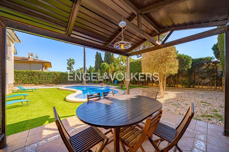 Foto c24eb961-b6e3-44ea-8d4c-e5554797302c. Casa amb piscina a Varadero Nucia (la)