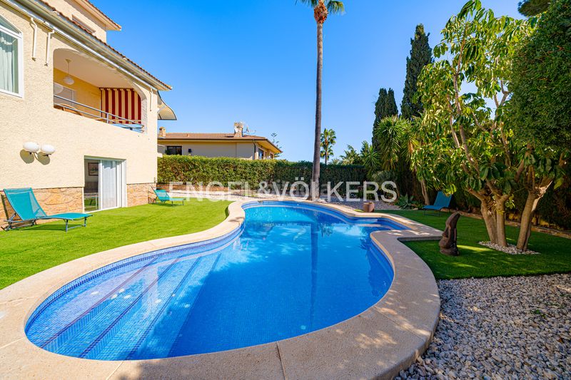 Foto cb7f0b11-45aa-48d1-bccb-e50306de0d07. Casa amb piscina a Varadero Nucia (la)