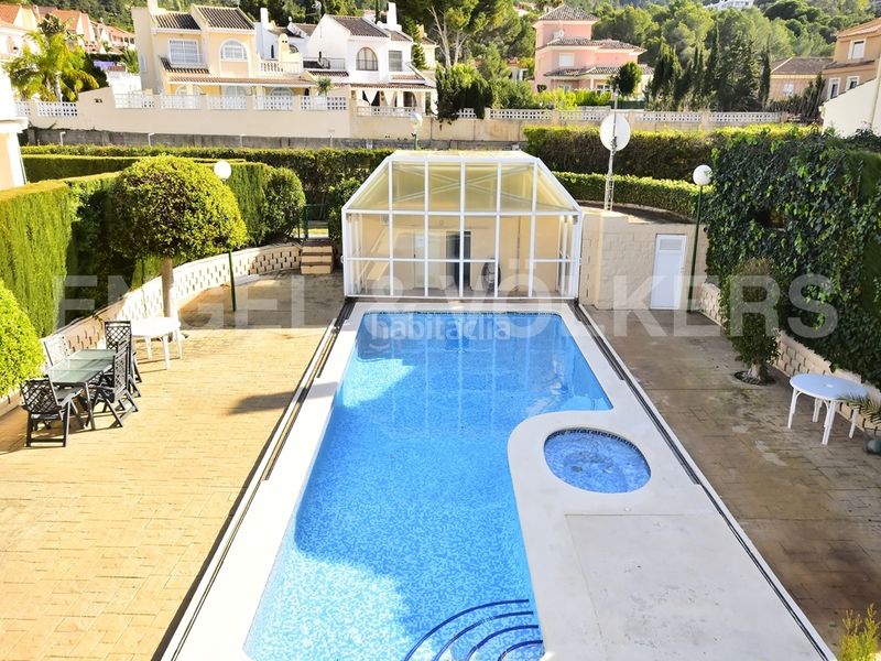 Foto 0d3caeb2-4ddd-4c32-b8e9-7235d1f3a3ce. Lloguer casa amb piscina a Levante Alto Benidorm