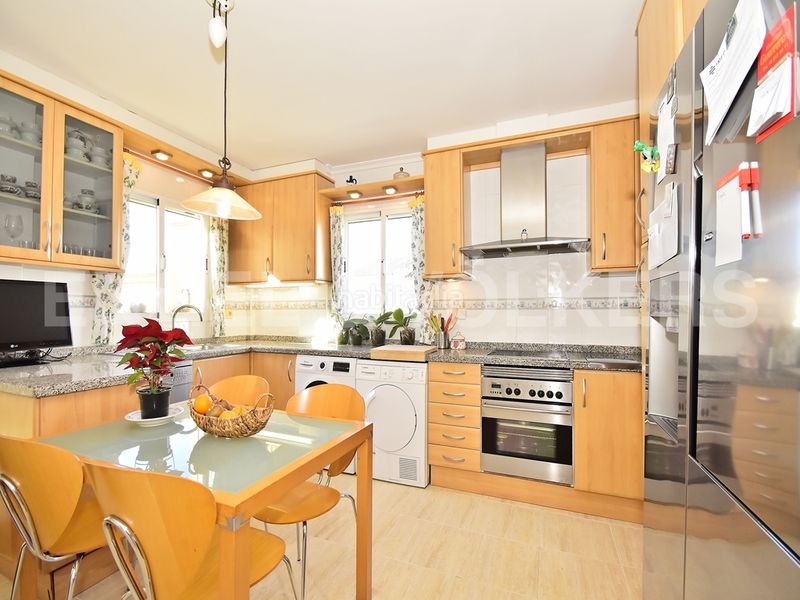 Foto 8cad8d59-69d3-439f-8e03-953763087f84. Lloguer casa amb piscina a Levante Alto Benidorm