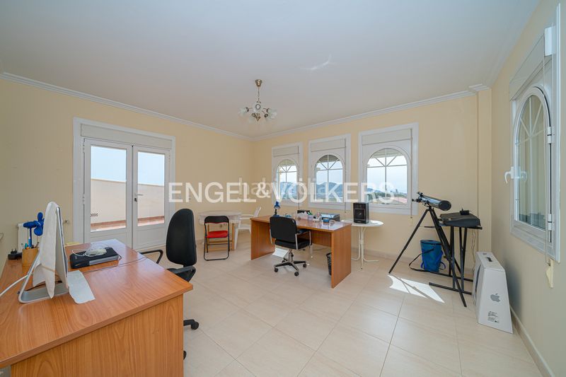 Foto 028a9b2e-6938-422d-8f5e-b98806e240c2. Casa amb piscina a Urbanizaciones Benidorm