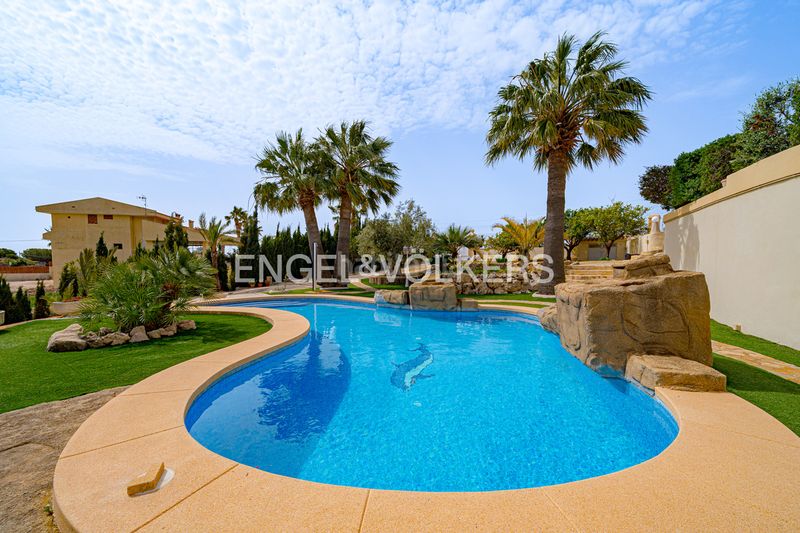 Foto 15a19345-3356-4faa-9ff4-1c43289d08d3. Casa amb piscina a Urbanizaciones Benidorm