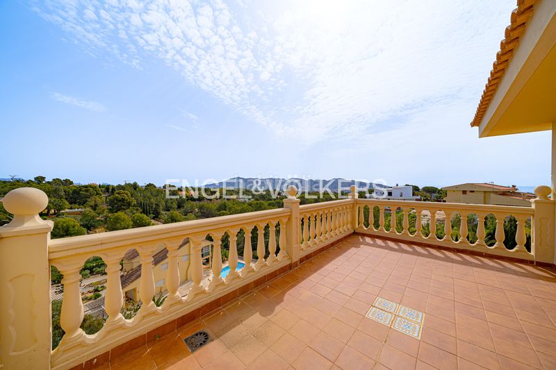 Foto 2990e8e4-9896-47e7-b3af-1e4052e86f31. Casa amb piscina a Urbanizaciones Benidorm