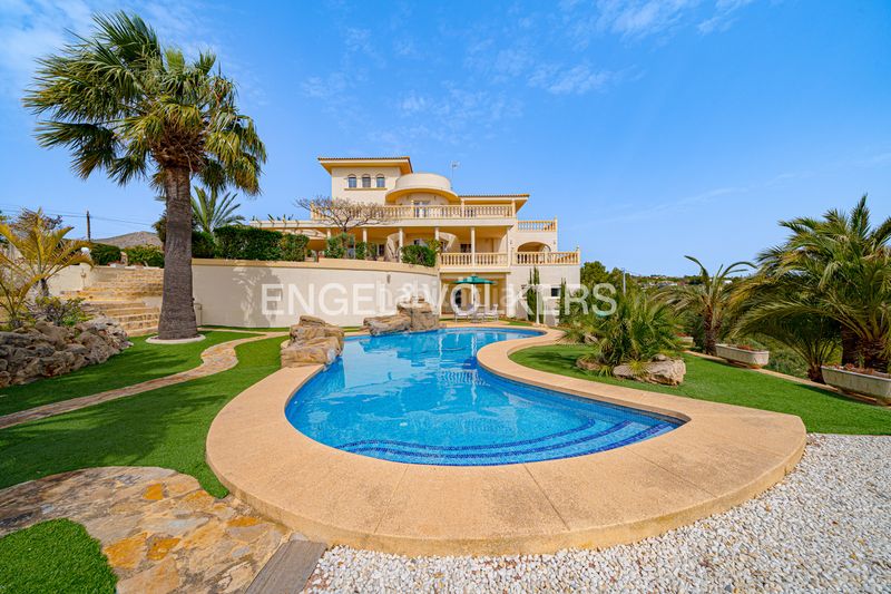 Foto 3c9615e4-8f63-4fa2-a960-b3da0eef0ab7. Casa amb piscina a Urbanizaciones Benidorm