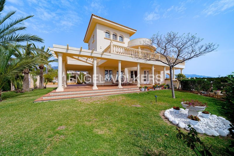 Foto 76229e70-99c6-43d8-ab87-2d2911d78766. Casa amb piscina a Urbanizaciones Benidorm