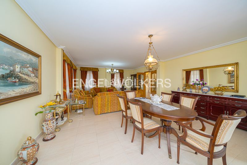 Foto 8444c457-e23d-4a78-989f-66715075dc76. Casa amb piscina a Urbanizaciones Benidorm