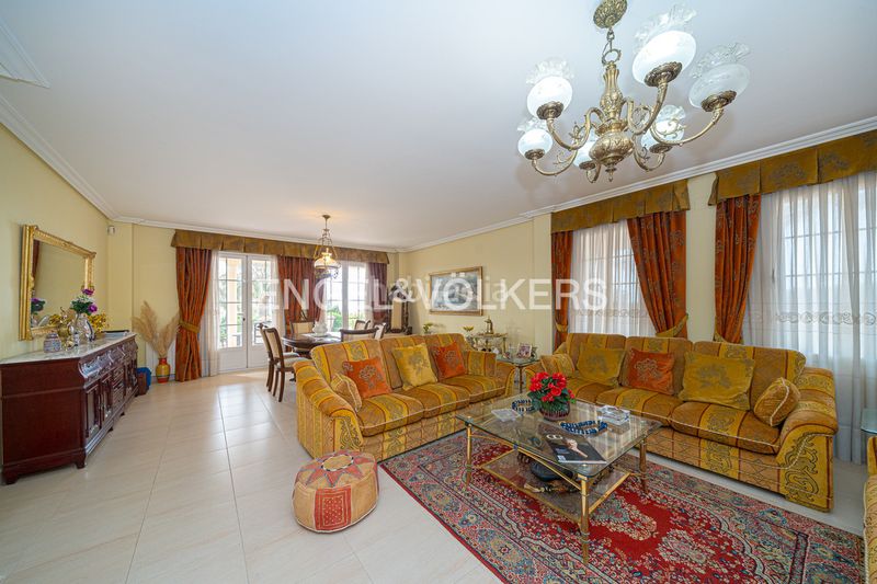 Foto 86f767ed-fae6-40fe-991e-a10e628f1a69. Casa amb piscina a Urbanizaciones Benidorm