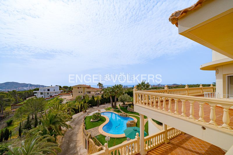 Foto 8dc47003-2493-48dd-ae5a-66cccda1ffae. Casa amb piscina a Urbanizaciones Benidorm