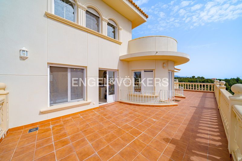 Foto a002c83d-6d8f-4ac5-b185-cc1149478d94. Casa amb piscina a Urbanizaciones Benidorm