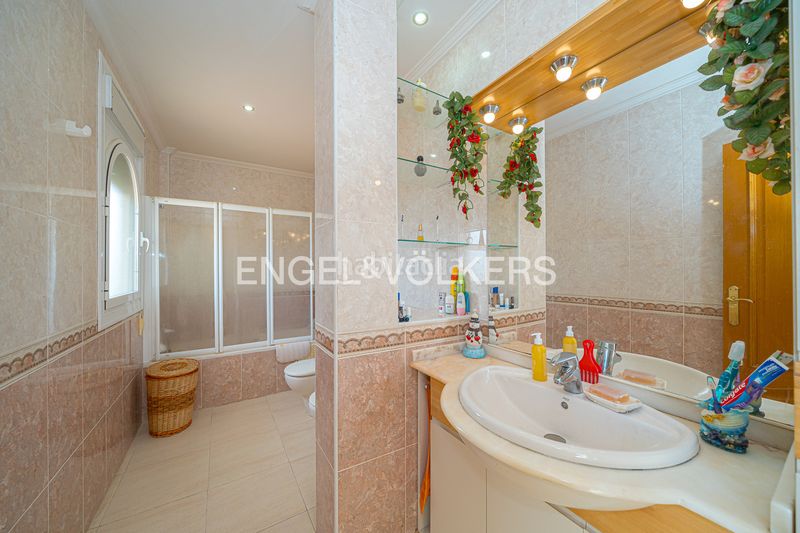 Foto b7bf606d-44dd-48a0-b74b-2b046a7110f2. Casa amb piscina a Urbanizaciones Benidorm